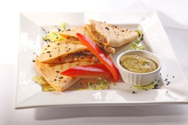 Meksika Tortilla guacamole ve biber ile