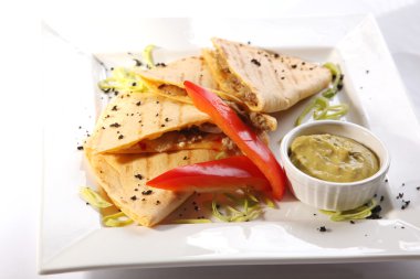 Meksika Tortilla guacamole ve biber ile