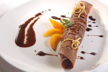 çikolatalı krep makarna dekorasyonu ile