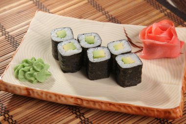 Japon wasabi soslu plaka üzerinde rulo.