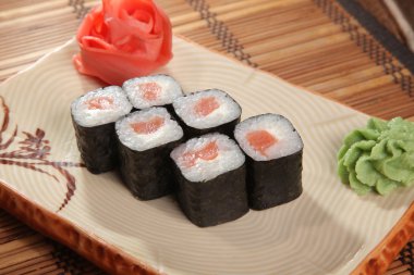 Japon wasabi soslu plaka üzerinde rulo.