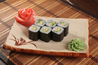 Japon wasabi soslu plaka üzerinde rulo.