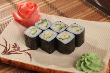 Japon wasabi soslu plaka üzerinde rulo.