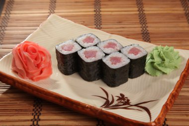 Japon wasabi soslu plaka üzerinde rulo.