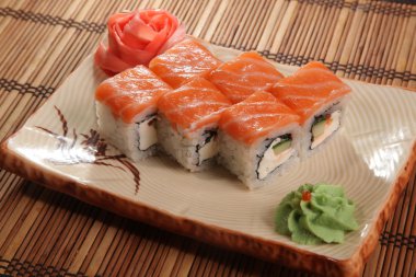 Japon wasabi soslu plaka üzerinde rulo.