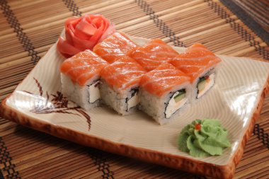 Japon wasabi soslu plaka üzerinde rulo.