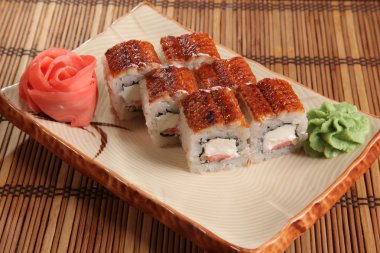 Japon wasabi soslu plaka üzerinde rulo.