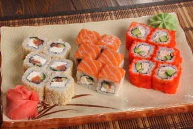 Japon wasabi soslu plaka üzerinde rulo.