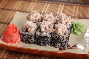 Japon wasabi soslu plaka üzerinde rulo.