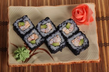 Japon wasabi soslu plaka üzerinde rulo.