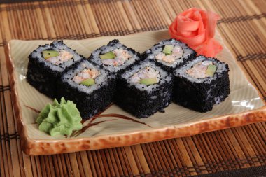 Japon wasabi soslu plaka üzerinde rulo.