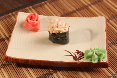 Japon wasabi soslu plaka üzerinde rulo.