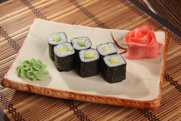 Japon wasabi soslu plaka üzerinde rulo.