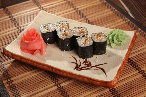 Japon wasabi soslu plaka üzerinde rulo. — Stok fotoğraf