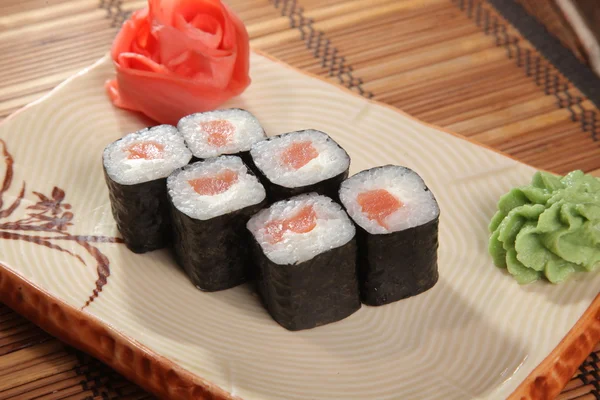 Japon wasabi soslu plaka üzerinde rulo.