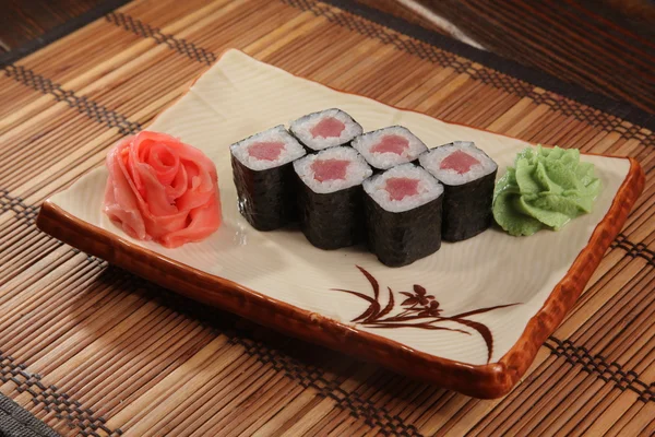 Rollo japonés con salsa wasabi en el plato — Foto de Stock