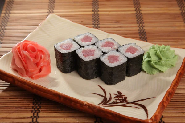 Rollo japonés con salsa wasabi en el plato — Foto de Stock