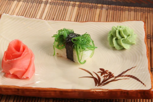 Rollo japonés con salsa wasabi en el plato — Foto de Stock
