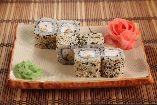 Rollo japonés con salsa wasabi en el plato — Foto de Stock