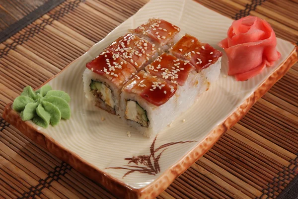 Rollo japonés con salsa wasabi en el plato — Foto de Stock