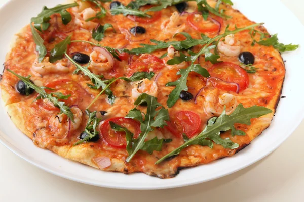 Пицца с Аругулой и креветками — стоковое фото