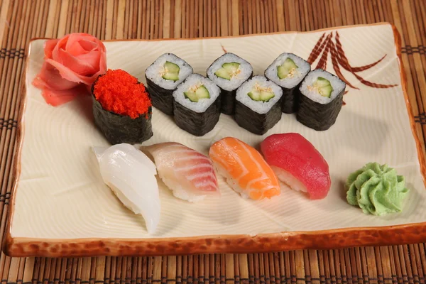 Rollo japonés con salsa wasabi en el plato — Foto de Stock