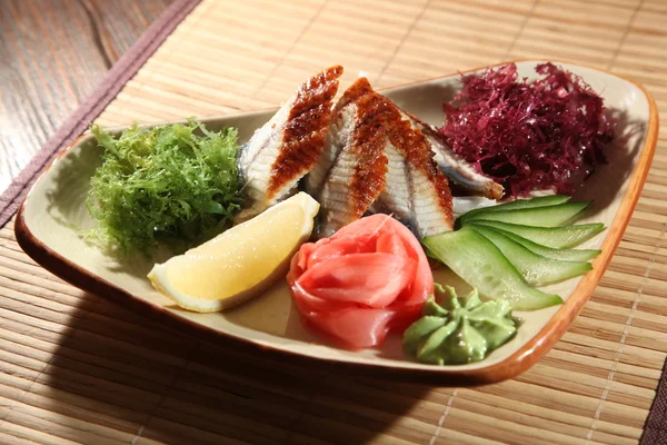 Der Sashimi mit Algen und Zitrone — Stockfoto