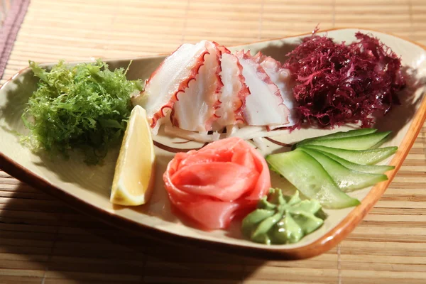 O sashimi com algas marinhas e limão — Fotografia de Stock