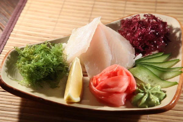 sashimi deniz yosunu ve limon ile