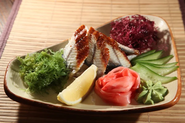 sashimi deniz yosunu ve limon ile