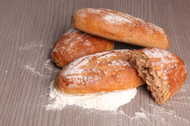 gri ahşap arka plan üzerinde kırık ekmek unu