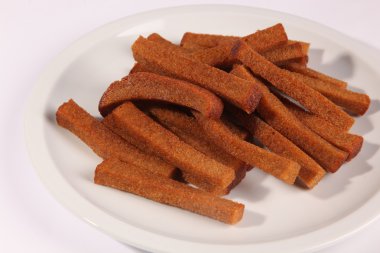 bira kraker bir plaka üzerinde