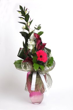 Beyaz arkaplanda su içinde çiçek demeti