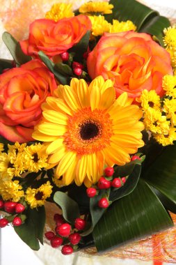 Beyaz arkaplanda su içinde çiçek demeti