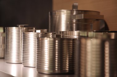 Masanın üstündeki metal tencereler boş.