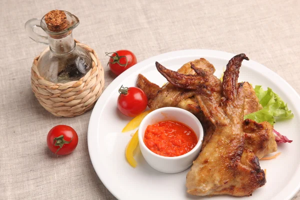 Alas Pollo Parrilla Con Salsa Roja — Foto de Stock