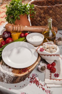 Rus tarzında plaka üzerinde köfte