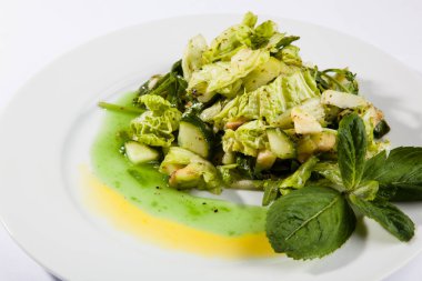 Salata salatalık ve somon ve nane