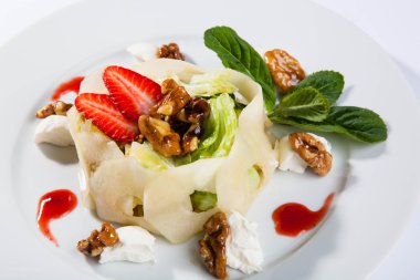 Armut, ceviz, çilek ve naneli yaz salatası.