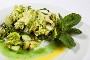 Salata salatalık ve somon ve nane