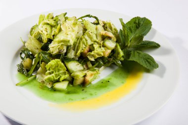 Salata salatalık ve somon ve nane