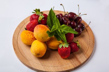 meyve ve çilek ahşap kesme tahtası