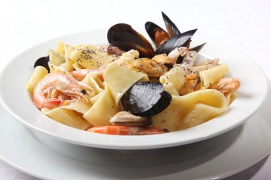 Derin bir tabakta deniz mahsullü makarna.