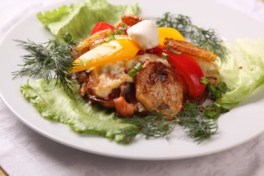 Bir tabak patates ve yeşillik.