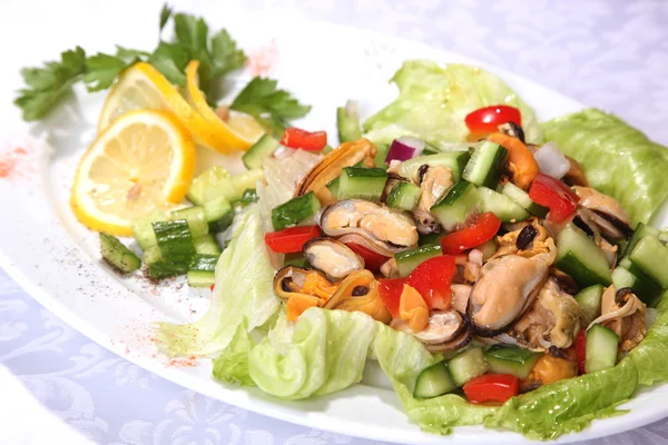 Salade Avec Fruits Mer Sur Assiette — Photo