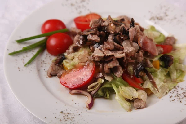 Salade Met Vlees Champignons Bord — Stockfoto
