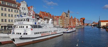 Güneşli bir günde Gdansk rıhtımında