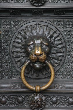 Aslan başı şeklinde eski metal kapı kolu.