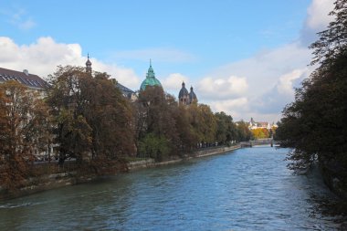 Eski Alman şehrinde nehir