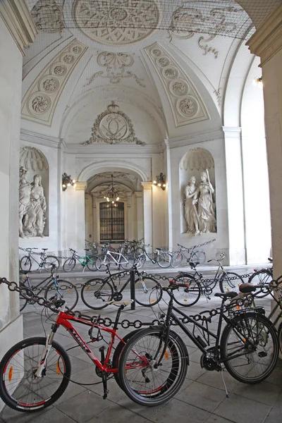 Bicicletas Interior Histórico Moderno —  Fotos de Stock